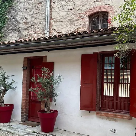 Petite Chartreuse Calme En Plein Coeur De